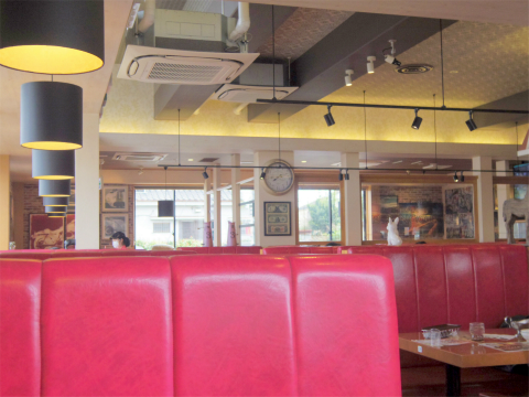 東京都足立区鹿浜４丁目にあるステーキ、ハンバーグの「ステーキハウス ブロンコビリー　STEAK HOUSE BRONCOBILLY 　鹿浜店　店内