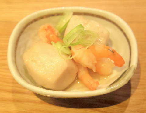 東京都荒川区東日暮里6丁目にある居酒屋「串揚げ酒場 日暮里ただいま」お通しの海老と里芋