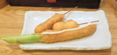 東京都荒川区東日暮里6丁目にある居酒屋「串揚げ酒場 日暮里ただいま」串揚げ(アスパラ、うずら卵、豚ヒレねぎ間)
