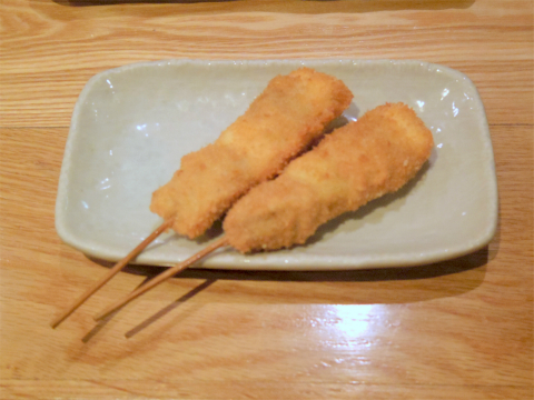 東京都荒川区東日暮里6丁目にある居酒屋「串揚げ酒場 日暮里ただいま」串揚げ(豚ヒレねぎ間)
