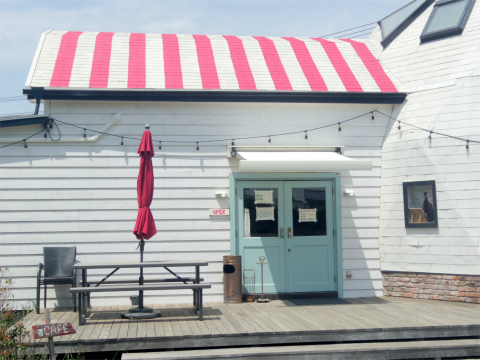 千葉県印西市草深にあるカフェ「マリーチサーカスカフェ　marichi circus cafe」外観