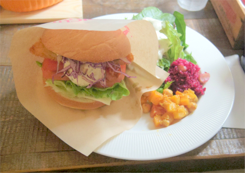 千葉県印西市草深にあるカフェ「マリーチサーカスカフェ　marichi circus cafe」いちごミルク