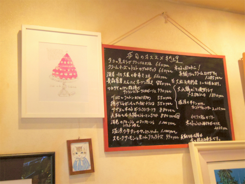 神奈川県横浜市中区麦田町１丁目になるイタリアンの「伊太利亜食堂　長靴をはいた猫」店内
