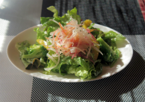 神奈川県横浜市中区麦田町１丁目になるイタリアンの「伊太利亜食堂　長靴をはいた猫」Bコースのミニサラダ