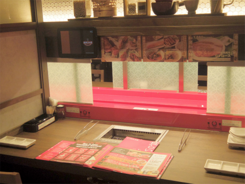 神奈川県横浜市西区北幸１丁目にある焼肉店「特急レーン　焼肉の和民　横浜店」店内