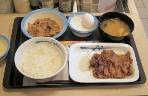 神奈川県横浜市戸塚区川上町にある牛丼店「松屋　東戸塚西口店」牛皿とカルビ牛焼肉のセットに生卵と大根おろし