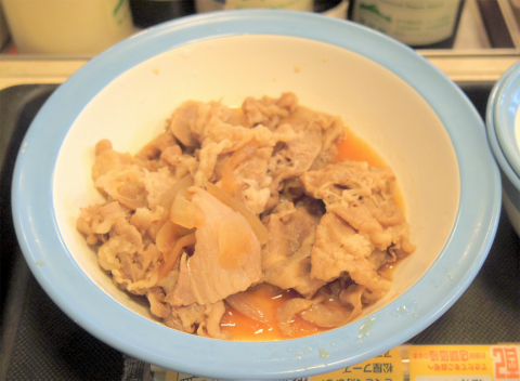 神奈川県横浜市戸塚区川上町にある牛丼店「松屋　東戸塚西口店」牛皿とカルビ牛焼肉のセットに生卵と大根おろし