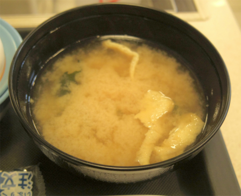 神奈川県横浜市戸塚区川上町にある牛丼店「松屋　東戸塚西口店」牛皿とカルビ牛焼肉のセットに生卵と大根おろし