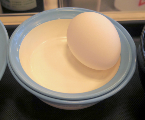 神奈川県横浜市戸塚区川上町にある牛丼店「松屋　東戸塚西口店」牛皿とカルビ牛焼肉のセットに生卵と大根おろし