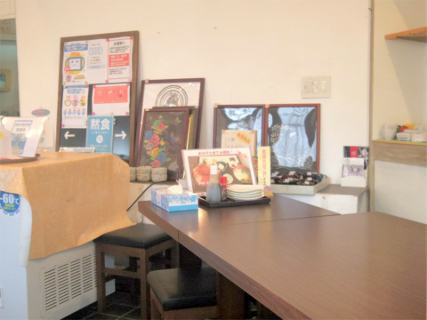 千葉県成田市宗吾３丁目にある魚介料理、海鮮料理の「食堂まぐろや」店内