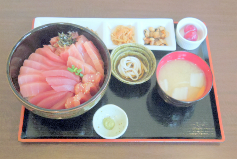 千葉県成田市宗吾３丁目にある魚介料理、海鮮料理の「食堂まぐろや」まぐろ五色丼　特上