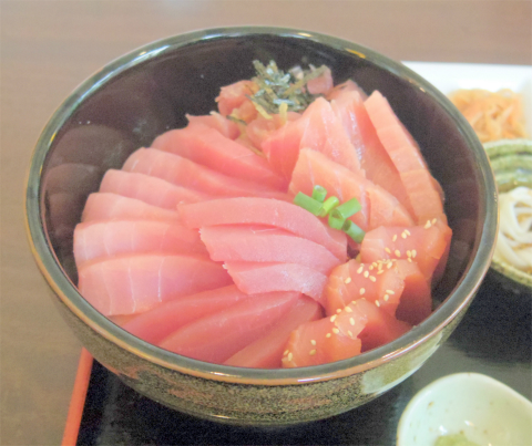 千葉県成田市宗吾３丁目にある魚介料理、海鮮料理の「食堂まぐろや」まぐろ五色丼　特上