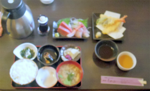 千葉県成田市宗吾にある定食、そばのお店「海幸 しのぶ」刺身と天ぷらセット