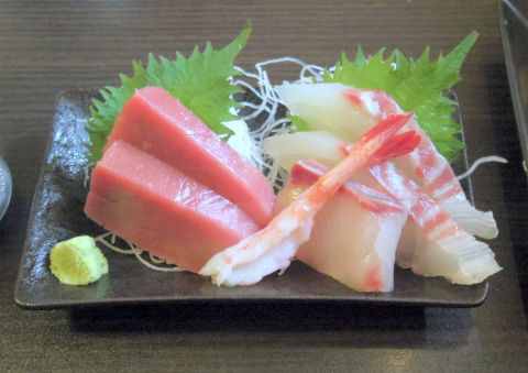 千葉県成田市宗吾にある定食、そばのお店「海幸 しのぶ」刺身と天ぷらセット