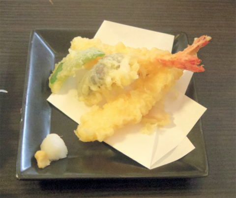 千葉県成田市宗吾にある定食、そばのお店「海幸 しのぶ」刺身と天ぷらセット