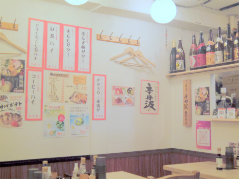 東京都台東区台東３丁目にある「居酒屋 しおのや」店内