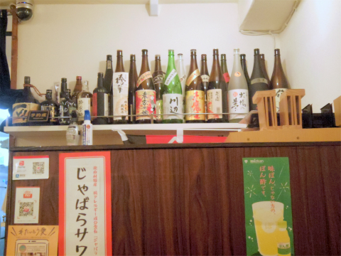 東京都台東区台東３丁目にある「居酒屋 しおのや」店内
