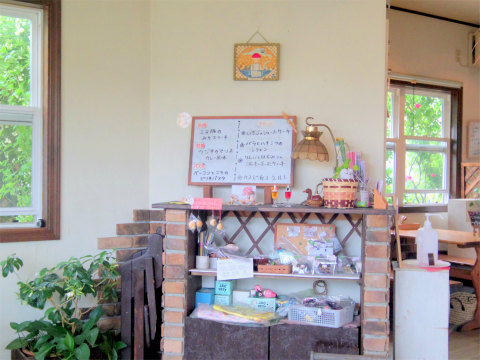 茨城県龍ケ崎市松ケ丘１丁目にある「CAFE GARDEN AMI　カフェガーデン アミ」店内