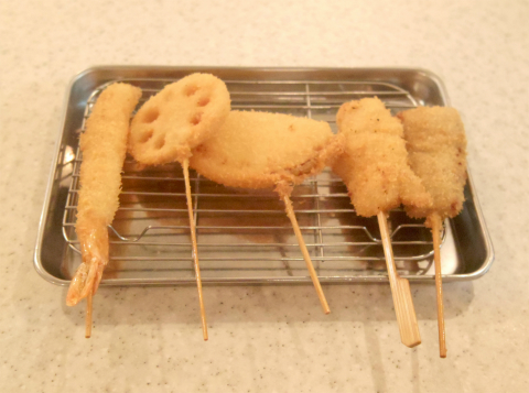 東京都板橋区成増１丁目にある「串カツ田中　成増店」串カツ5本セット（串カツ牛、串カツ豚、レンコン、エビ、玉ネギ）