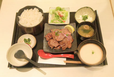 神奈川県横浜市戸塚区品濃町にあるとろろ専門店「大豆ととろろ　とろ麦　西武東戸塚店」だしとろろで食べる塩焼き牛タン　牛タン倍盛り