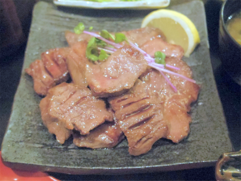 神奈川県横浜市戸塚区品濃町にあるとろろ専門店「大豆ととろろ　とろ麦　西武東戸塚店」だしとろろで食べる塩焼き牛タン　牛タン倍盛り