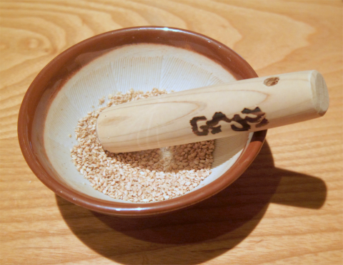 神奈川県横浜市戸塚区品濃町にあるとんかつ店「名代とんかつ かつくら 西武東戸塚S.C.店」ごま