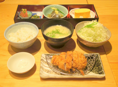 神奈川県横浜市戸塚区品濃町にあるとんかつ店「名代とんかつ かつくら 西武東戸塚S.C.店」三つ切り弁当とヒレかつ