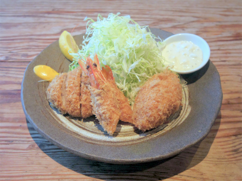 千葉県印旛郡酒々井町中川にある「食堂ひらりん」おこのみフライ定食のフライ（ひれかつ・カニクリームコロッケ・車海老フライの盛合せ