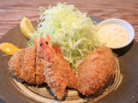 千葉県印旛郡酒々井町中川にある「食堂ひらりん」おこのみフライ定食のフライ（ひれかつ・カニクリームコロッケ・車海老フライの盛合せ