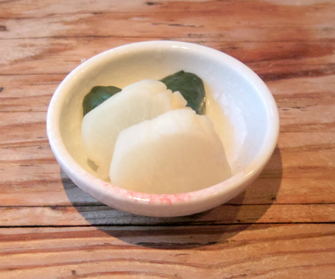 千葉県印旛郡酒々井町中川にある「食堂ひらりん」おこのみフライ定食ののお漬物と味噌汁
