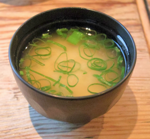 千葉県印旛郡酒々井町中川にある「食堂ひらりん」おこのみフライ定食の味噌汁