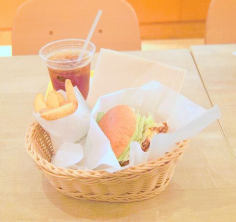 東京都台東区柳橋１丁目にあるファーストフードのお店「FRESHNESS BURGER　フレッシュネスバーガー　浅草橋店」ベーコンオムレツバーガーとポテトセット