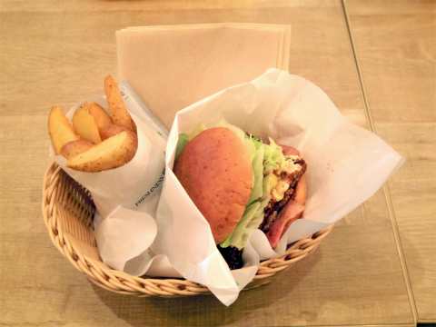 東京都台東区柳橋１丁目にあるファーストフードのお店「FRESHNESS BURGER　フレッシュネスバーガー　浅草橋店」ベーコンオムレツバーガーとポテトセット