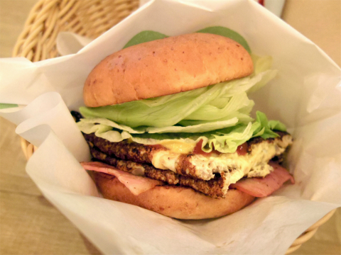 東京都台東区柳橋１丁目にあるファーストフードのお店「FRESHNESS BURGER　フレッシュネスバーガー　浅草橋店」ベーコンオムレツバーガーとポテトセット