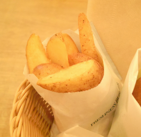 東京都台東区柳橋１丁目にあるファーストフードのお店「FRESHNESS BURGER　フレッシュネスバーガー　浅草橋店」ベーコンオムレツバーガーとポテトセット