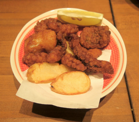 東京都台東区上野６丁目「串かつ酒場 ひろかつ　上野アメ横店」店内