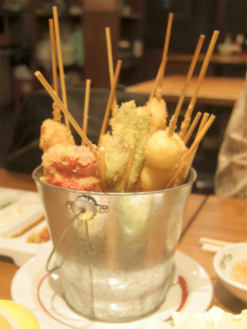 東京都台東区上野６丁目「串かつ酒場 ひろかつ　上野アメ横店」串かつバケツ盛り（15種）