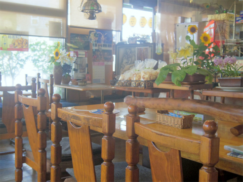 茨城県笠間市東平１丁目にある喫茶店「ファミレス ふれんず」店内