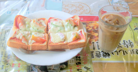 茨城県笠間市東平１丁目にある喫茶店「ファミレス ふれんず」ピザトースト2枚とアイスカフェオーレ