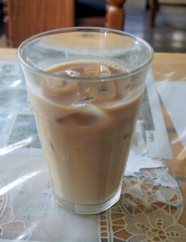 茨城県笠間市東平１丁目にある喫茶店「ファミレス ふれんず」アイスカフェオーレ