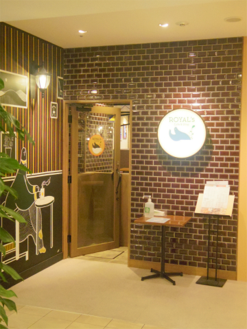 神奈川県横浜市中区住吉町５丁目にあるカフェ「ROYAL's Cafe＆Shop　ロイヤルズカフェ」店内