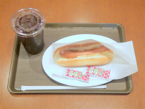 神奈川県横浜市中区住吉町５丁目にあるカフェ「ROYAL's Cafe＆Shop　ロイヤルズカフェ」アイスティー（Lサイズ）とプレーンホットドック