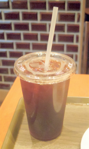 神奈川県横浜市中区住吉町５丁目にあるカフェ「ROYAL's Cafe＆Shop　ロイヤルズカフェ」アイスティー（Lサイズ）