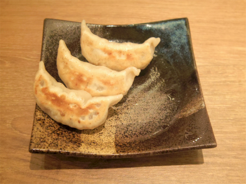 東京都台東区浅草橋1丁目にある餃子、居酒屋の「肉汁餃子のダンダダン 浅草橋店」追加焼餃子3個