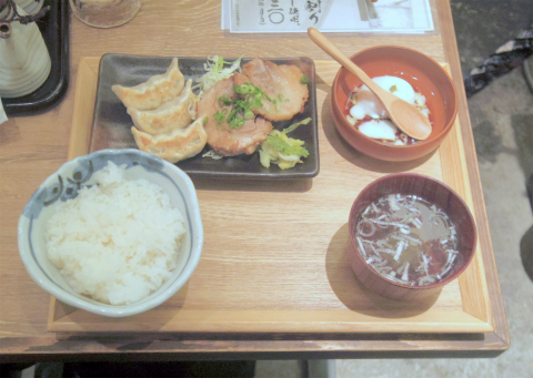 東京都台東区浅草橋1丁目にある餃子、居酒屋の「肉汁餃子のダンダダン 浅草橋店」焼餃子&チャーシュー定食
