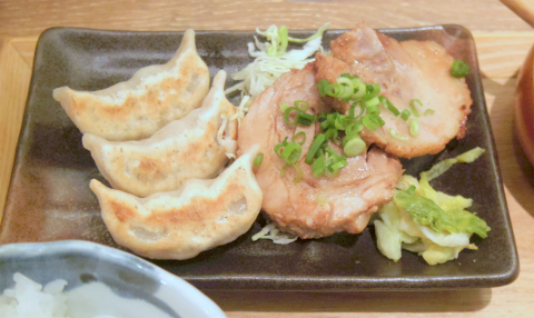 東京都台東区浅草橋1丁目にある餃子、居酒屋の「肉汁餃子のダンダダン 浅草橋店」焼餃子&チャーシュー定食