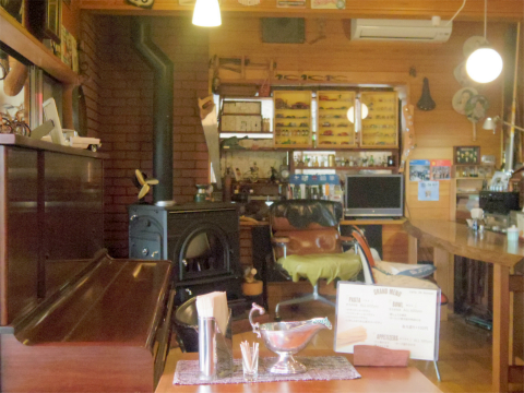 茨城県笠間市大田町にある「Cafe JR.Bonner カフェ ジュニアボナー」店内