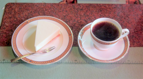 茨城県笠間市大田町にある「Cafe JR.Bonner カフェ ジュニアボナー」コーヒー(ケニア)と手作りレアチーズケーキ