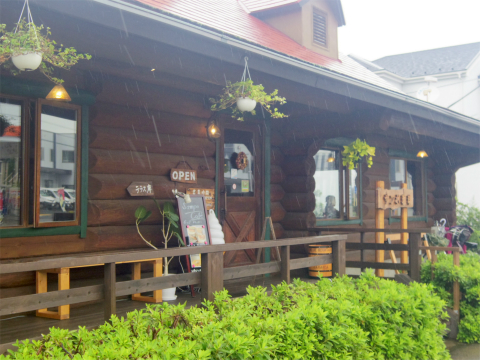 埼玉県越谷市東大沢３丁目にある 「Sampo Cafe　サンポ珈琲　北越谷店」外観