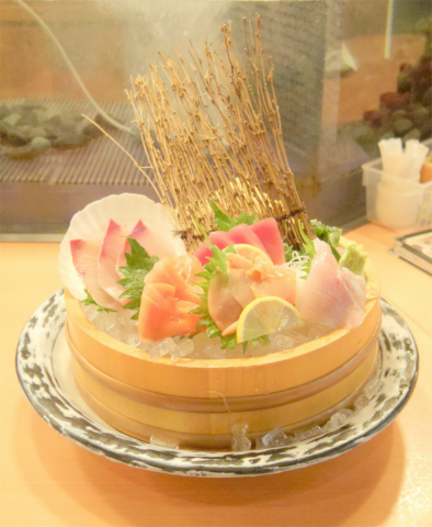 東京都台東区上野5丁目にある「蔵元居酒屋 清龍 上野2号店」 おまかせ鮮魚5品盛り合わせ